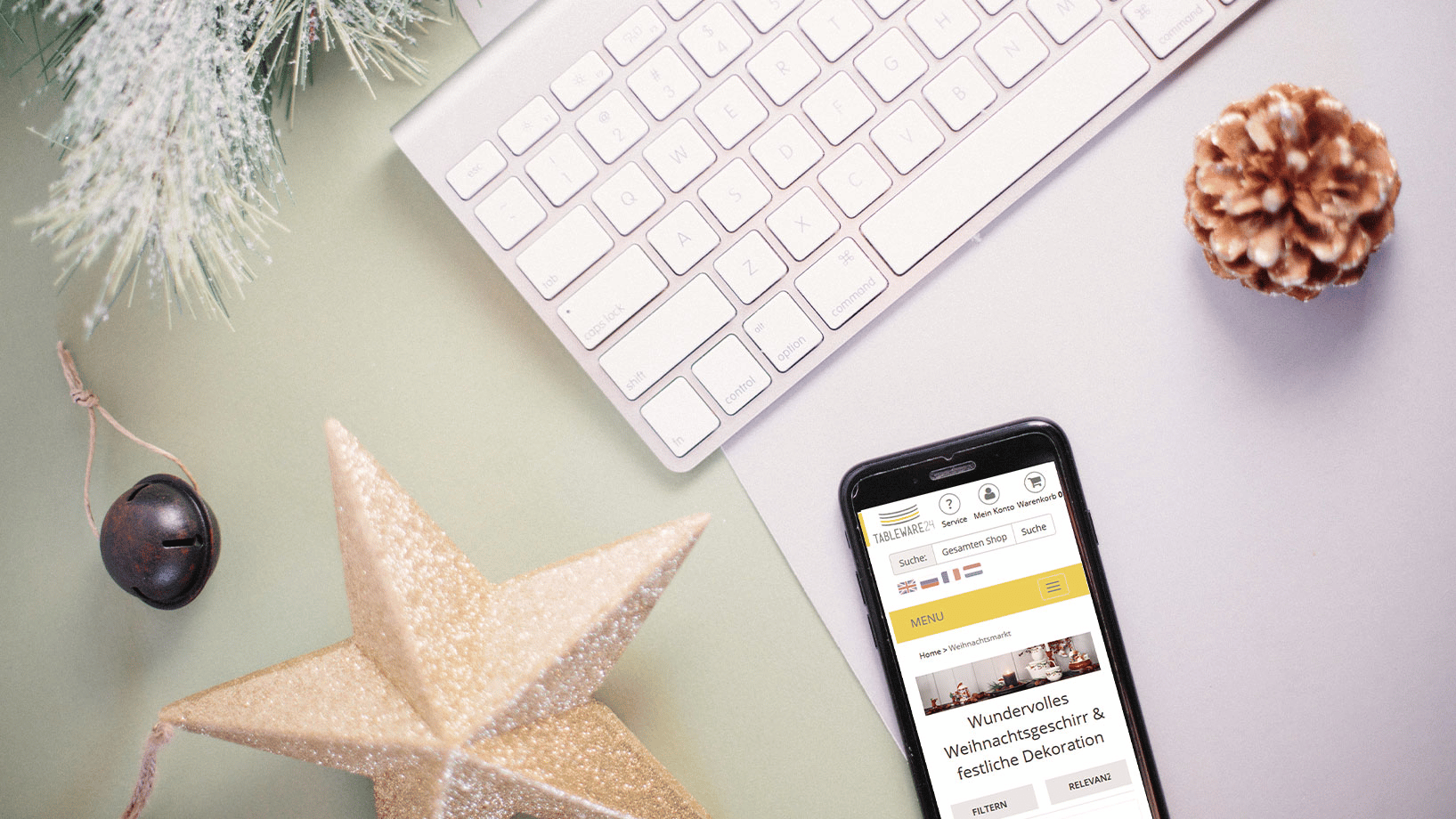 Das Bild zeigt einen WEihnachtseinkauf via Smartphone bei tableware24 im Weihnachtsflair.
