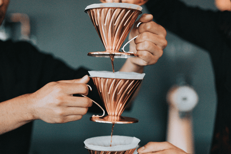 Die Suchergebnisse zu filtern wird mit Kaffefiltern visualisiert.