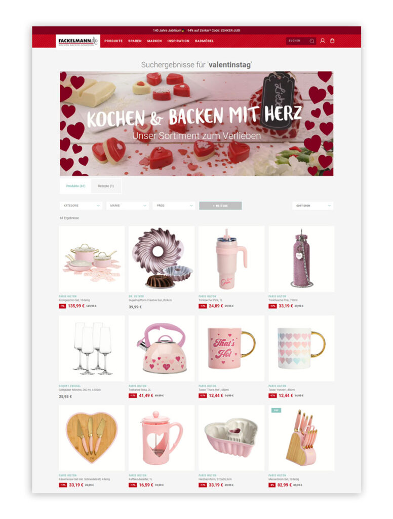 Screenshot der Valentinstags-Themenseite im Fackelmann Online Shop als Beispiel für themenbasiertes Onsite Merchandising. Gezeigt wird eine kuratierte Produktliste mit passenden Artikeln wie Herzbackformen, Sektgläsern und Herzchentassen sowie ein Banner zum Valentinstag oberhalb der Produktliste.