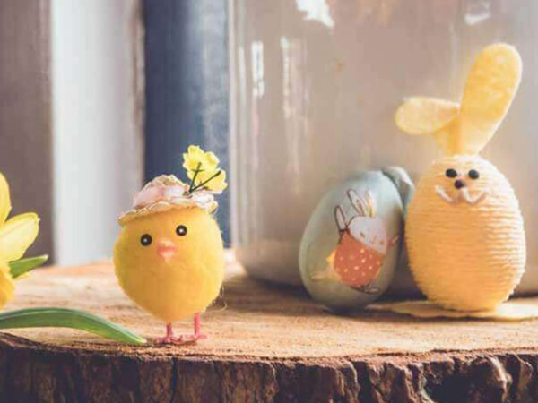 La photo montre une décoration de Pâques.