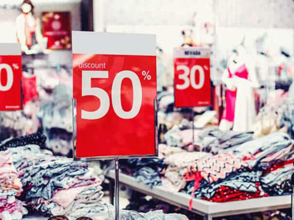 La photo montre un magasin de vêtements proposant des offres promotionnelles.