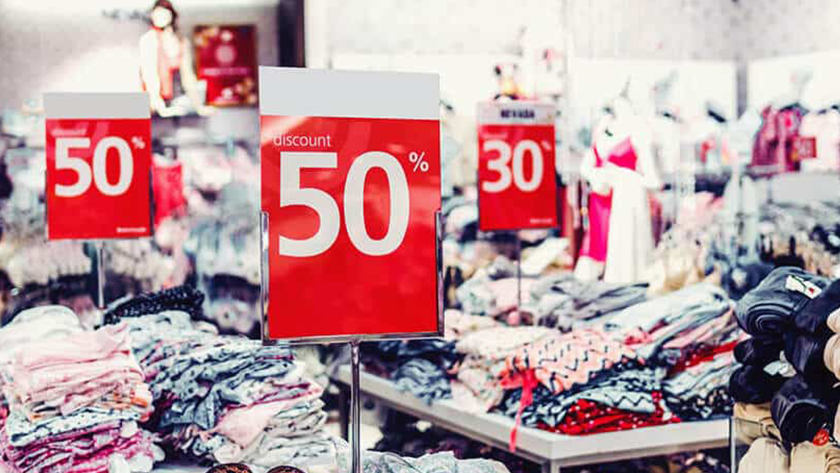 Das Bild zeigt ein Bekleidungsgeschäft mit Rabatt-Angeboten.