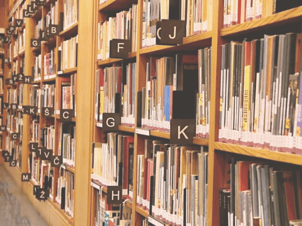 Dieses Bild zeigt die Regale einer Bibliothek.