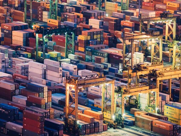 B2b im e-commerce wird visualisert durch einen Frachthafen.