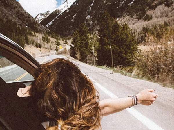 Die Customer Journey wird hier durch eine Frau während eines Roadtrips visualisiert.