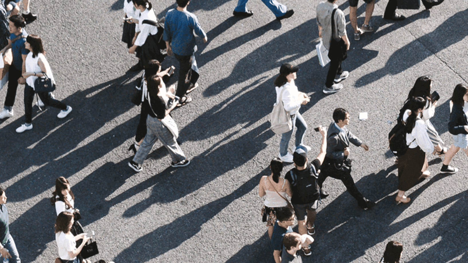 der e-commere-traffic wird durch eine belebte Fußgängerzone visualisiert.