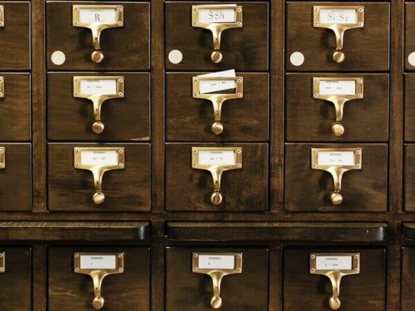 Die Empfehlungssysteme werden durch ein Regal mit vielen Schubladen visualisiert