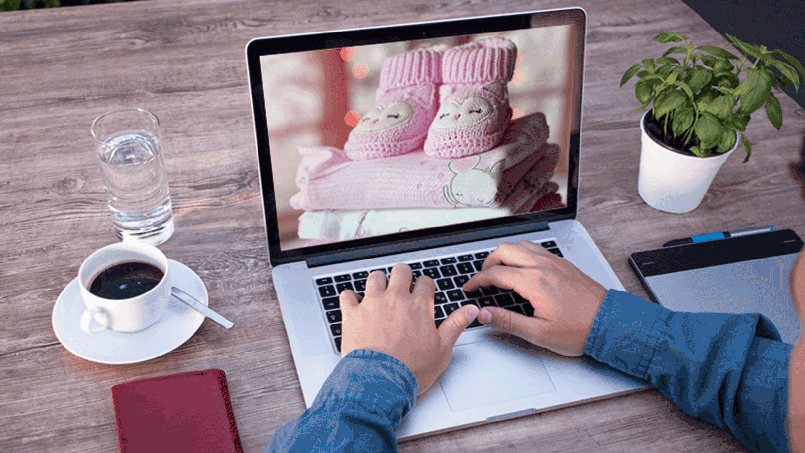 Die lifecycle-e-mail wird visualisert von einem Mann, der im Garten auf einem Laptop Kinder-Bekleidung anschaut.