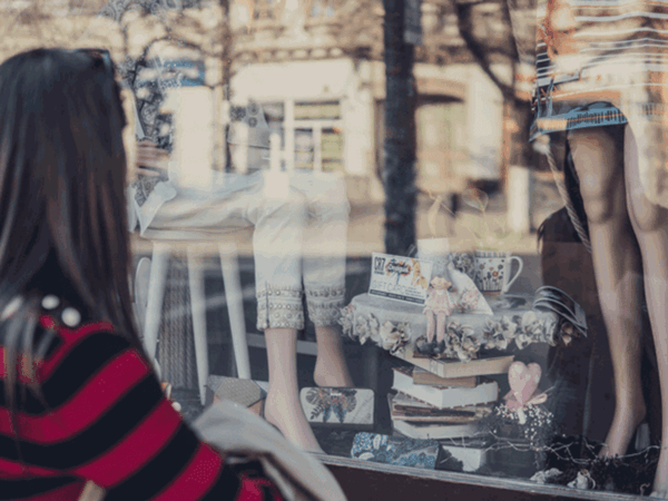 Die Online Shop-Startseite wird hier durch ein Schaufenster eines Bekleidungsgeschäftes visualisiert.