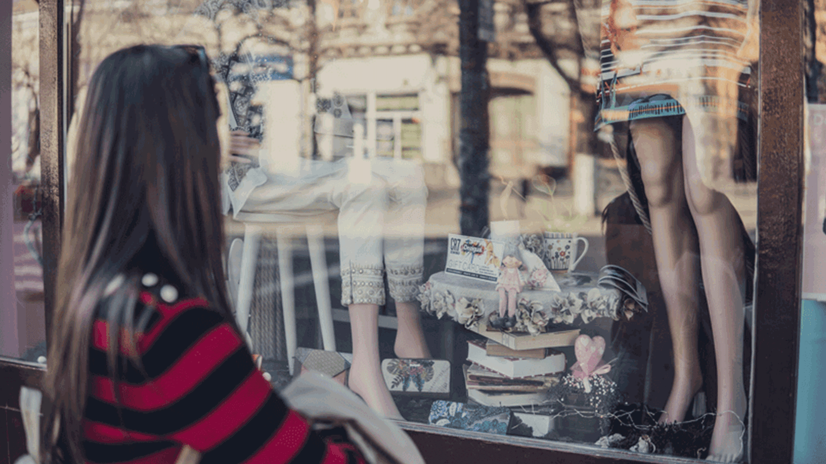 Die Online Shop-Startseite wird hier durch ein Schaufenster eines Bekleidungsgeschäftes visualisiert.