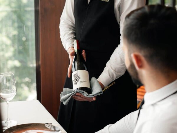 Die Produktempfehlungen im E-Commerce wird hier durch eine Weinempfehlung eines Kellners visualisert.