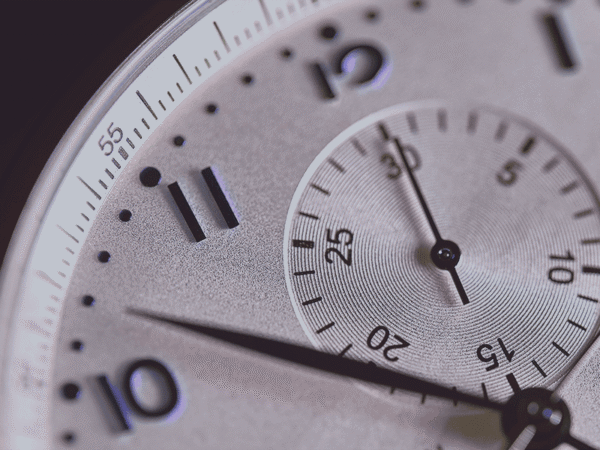 Das Bild zeigt das Ziffernblatt einer Uhr.