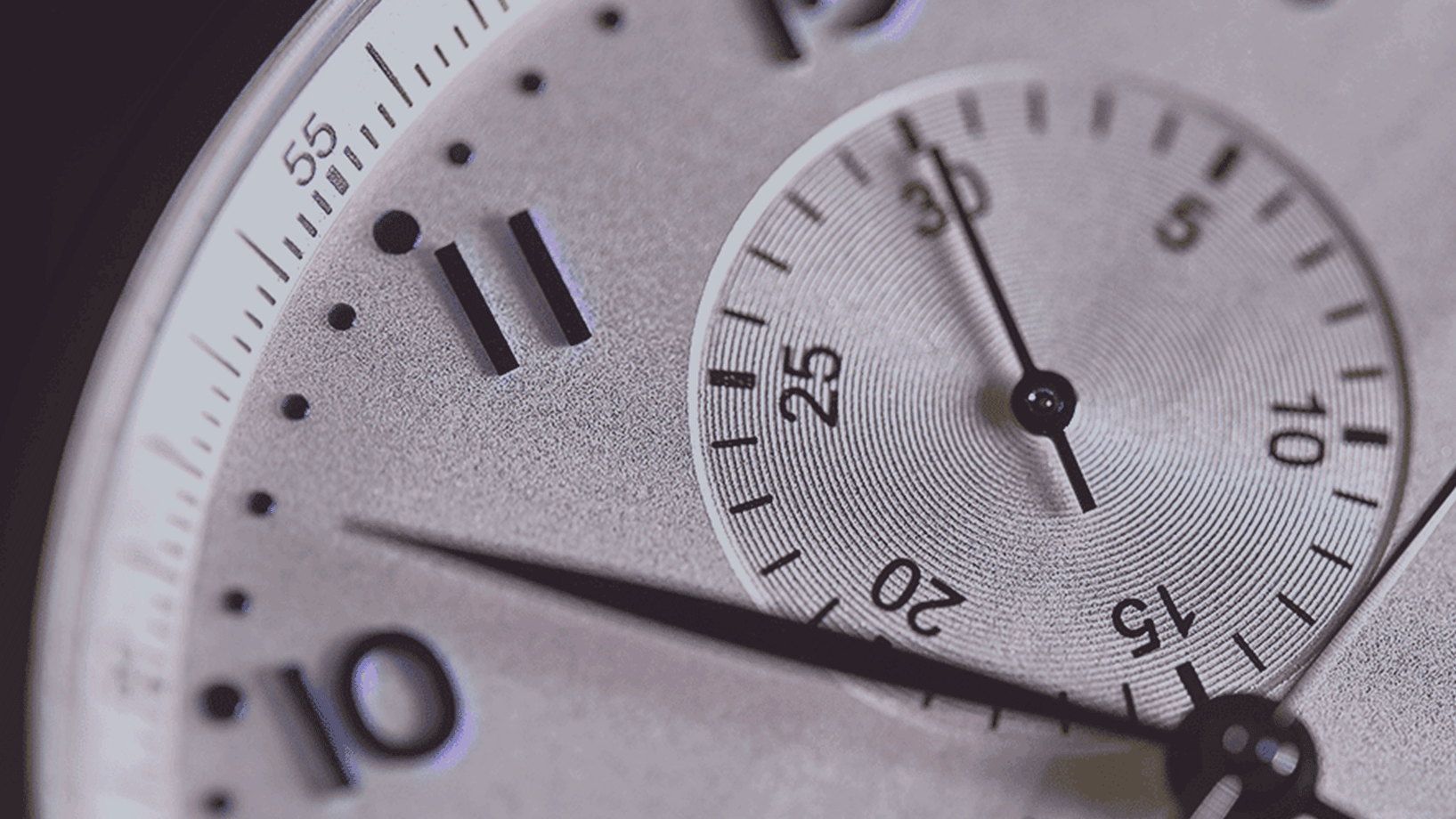 Das Bild zeigt das Ziffernblatt einer Uhr.