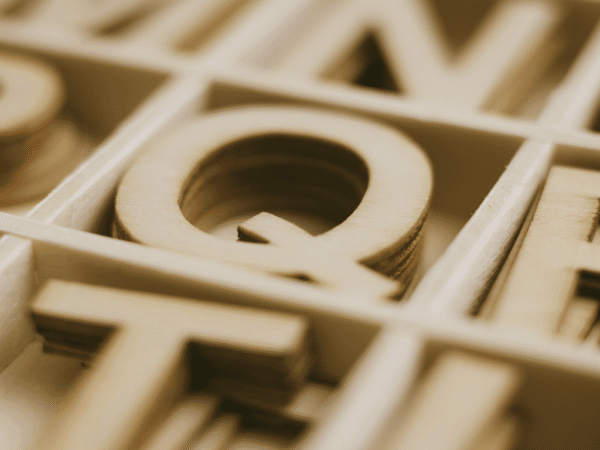 Das Bild zeigt ein Regal mit verschidenen Buchstaben aus Pappe.