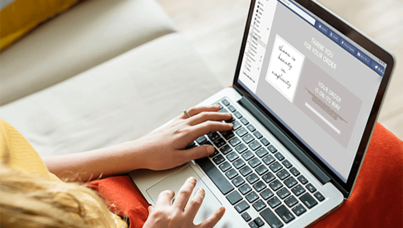 Das Bild zeigt eine Frau, die auf ihrem Laptop eine Transaktionsmail öffnet.