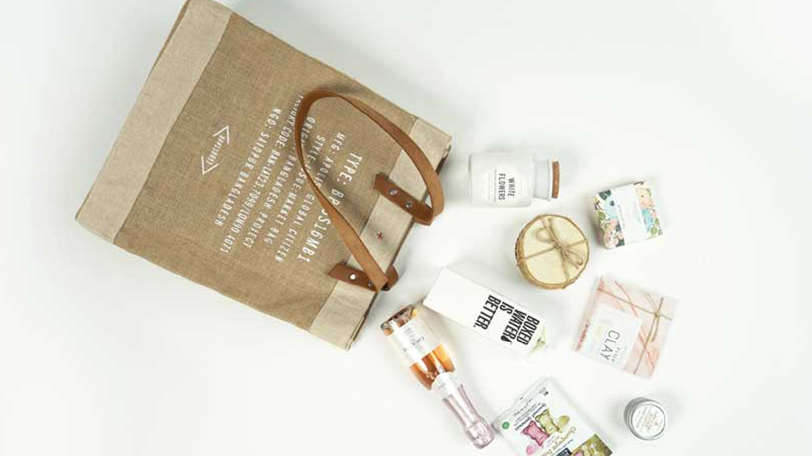 Das Bild zeigt eine Einkaufstasche mit verschiedenen Artikeln.