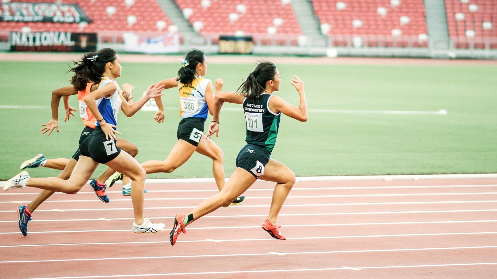 Das Bild zeigt Sprinterinnen im Wettkampf.