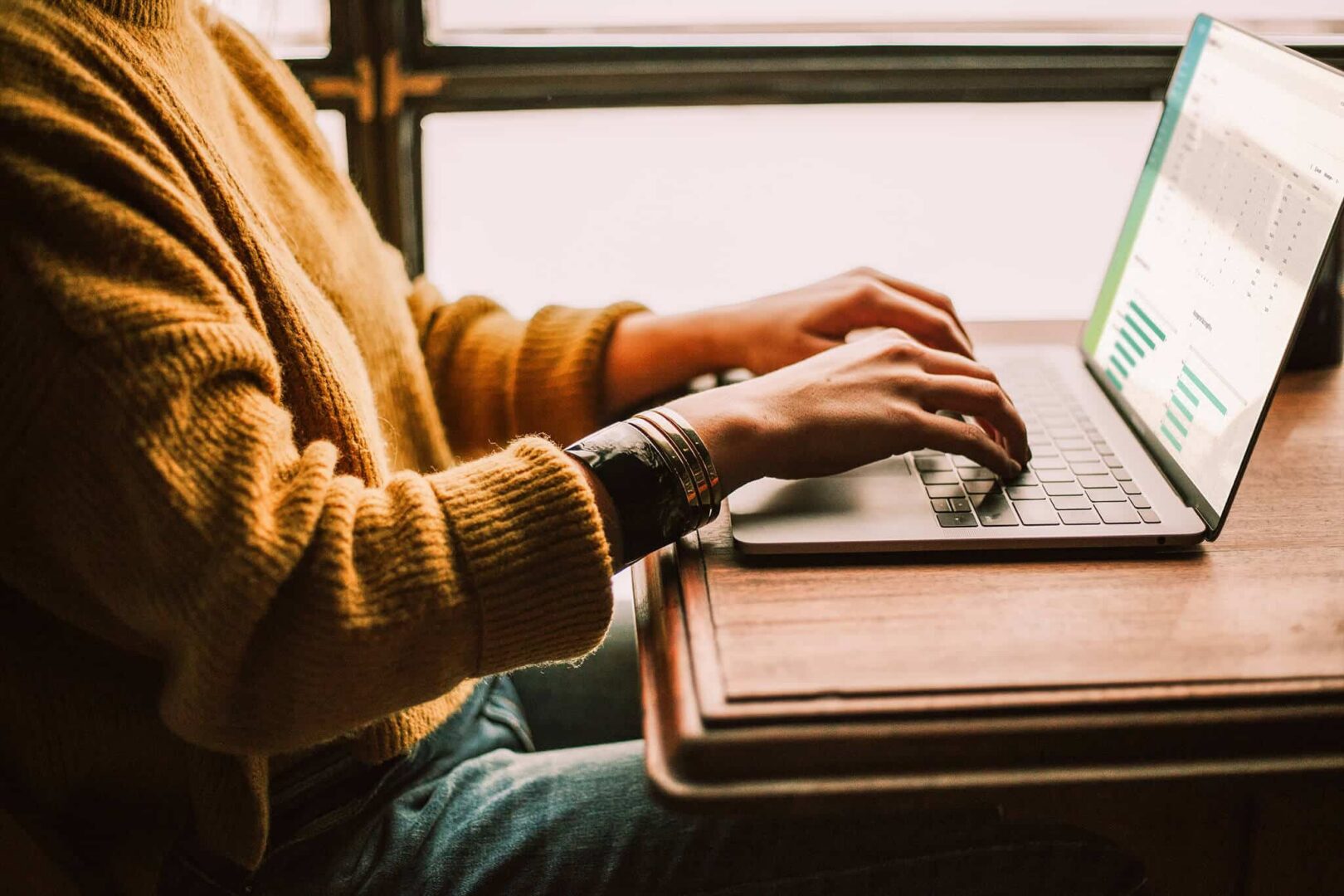 Das Bild zeigt eine Person, die am epoq Control Desk arbeitet.