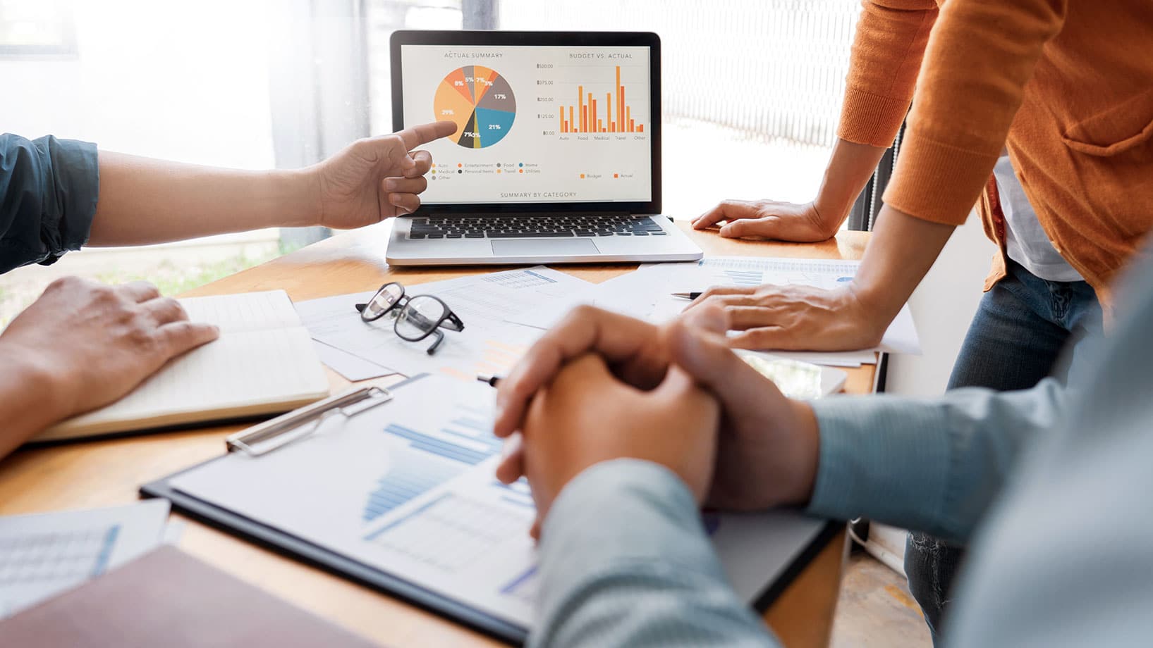 Das Bild zeigt eine Teambesprechung über die wichtigsten Kennzahlen im E-Mail-Marketing