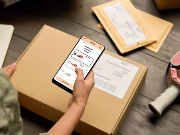 Das bild zeigt einen Kunden bei der Rücksendung seiner Bestellung über das Retourenportal.