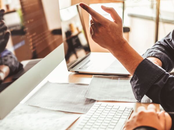 Zwei Personen besprechen die Definition von KI