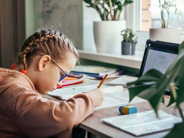 Das Bild zeigt ein Mädchen beim Lernen.