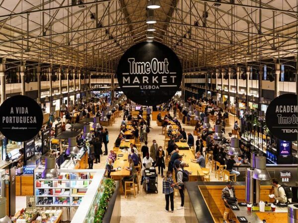 Das Bild zeigt eine Markthalle mit verschiedenen Ständen.