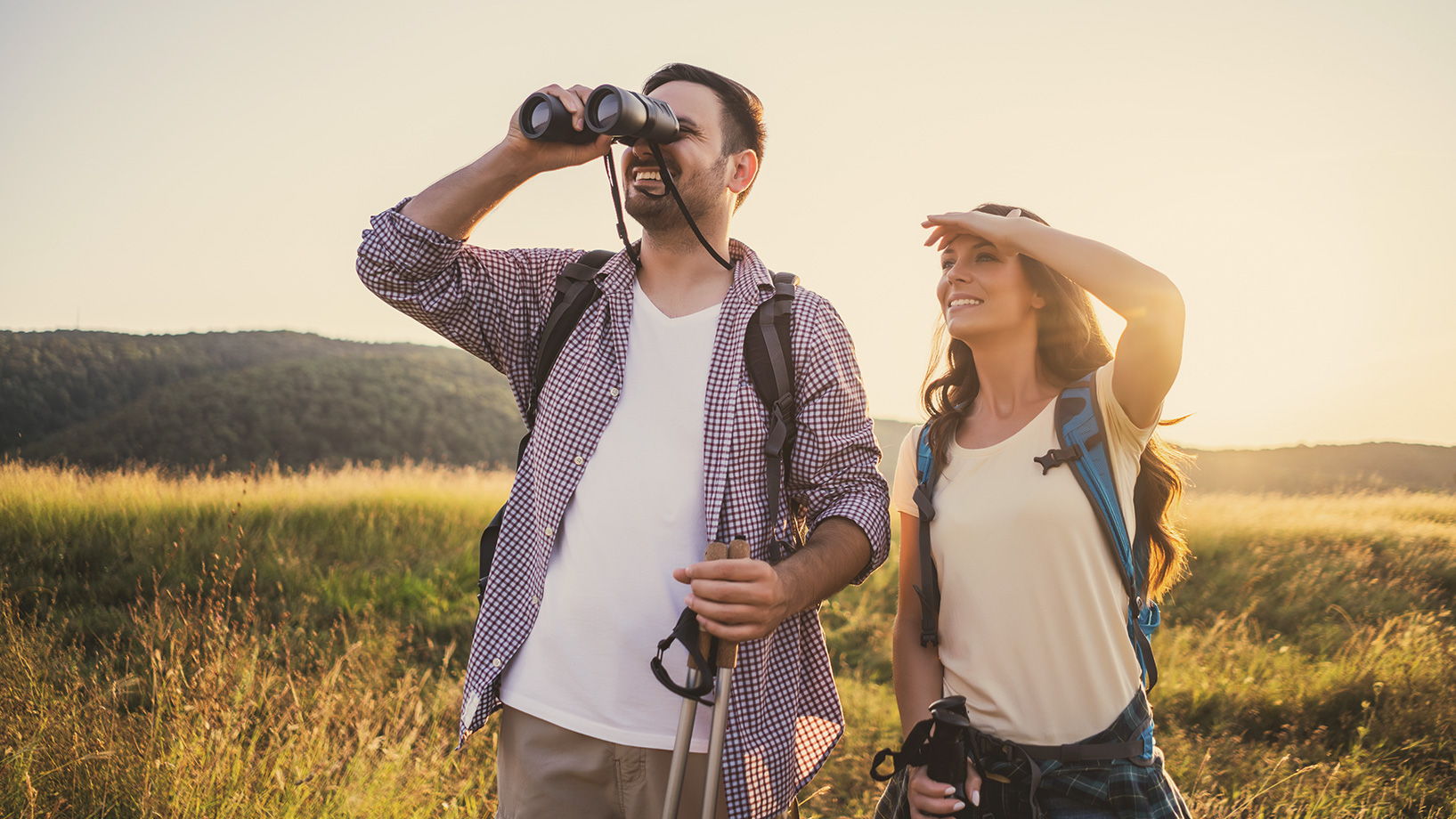 Zwei Personen beim Wandern, eine schaut durch ein Fernglas – symbolisch für die semantische Suche im E-Commerce.