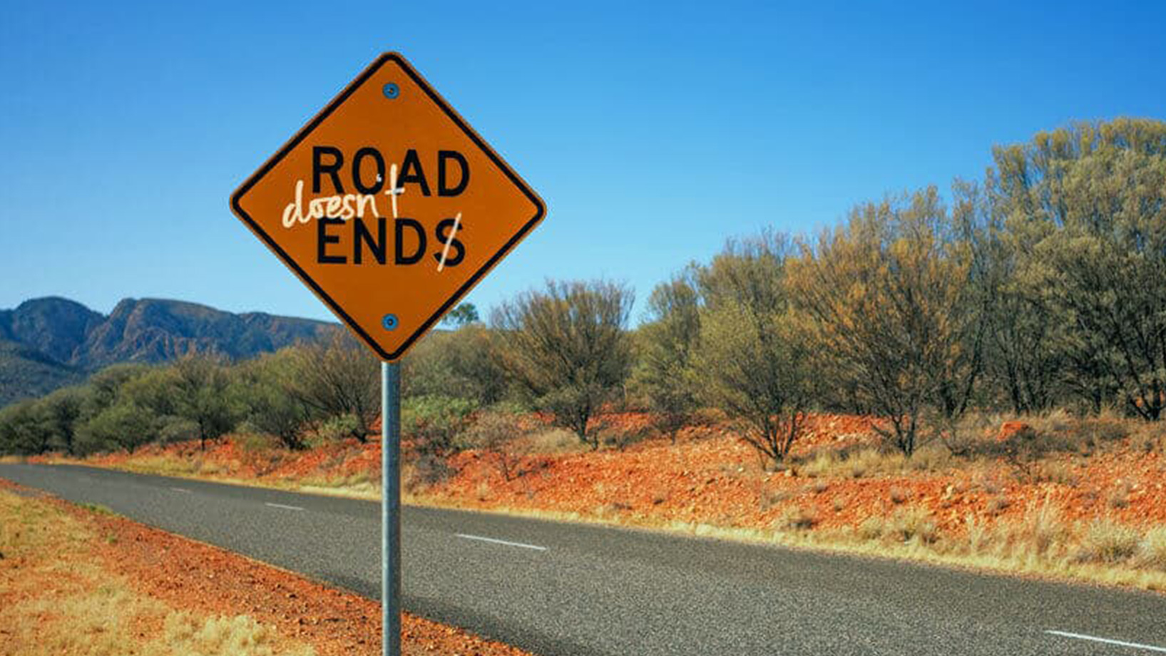 Das Null-Trefferr-Management wird hier durch ein verändertes ROAD ENDS repräsentiert. Das Schild lautet jetzt ROAD doesn't ENDS (= Die Straße endet nicht/ die Sraße führt weiter).