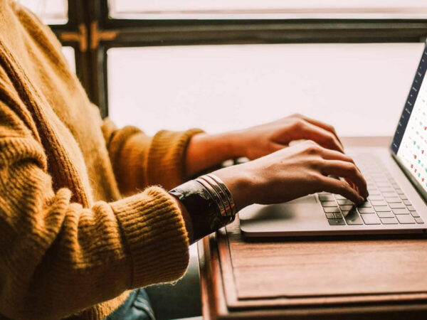 Das Bild zeigt eine Person, die im Epoq Control Desk arbeitet.