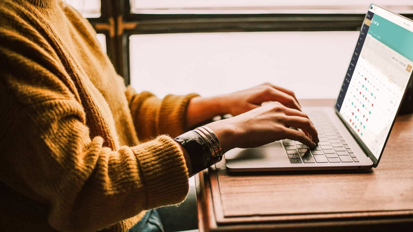 Das Bild zeigt eine Person, die im Epoq Control Desk arbeitet.