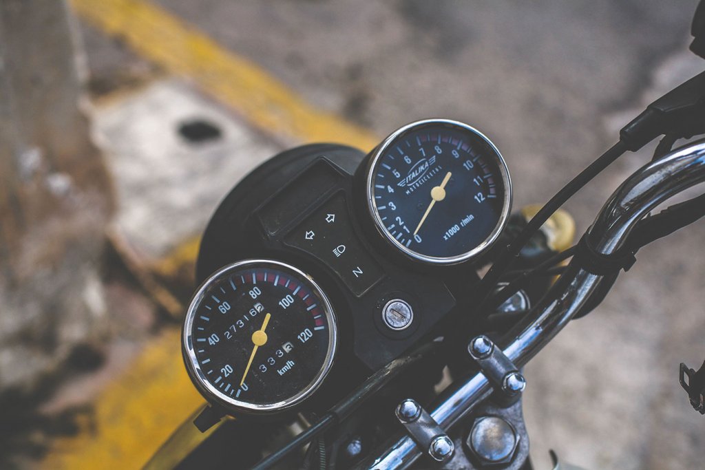 Conversion Rate Optimierung symbolisiert durch eine Detailaufnahme eines Tachos an einem Motorrad