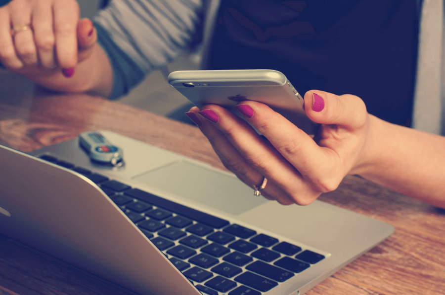 Frau schaut sich einen Newsletter an, welcher ein erfolgreiches Newsletter Marketing abbildet.