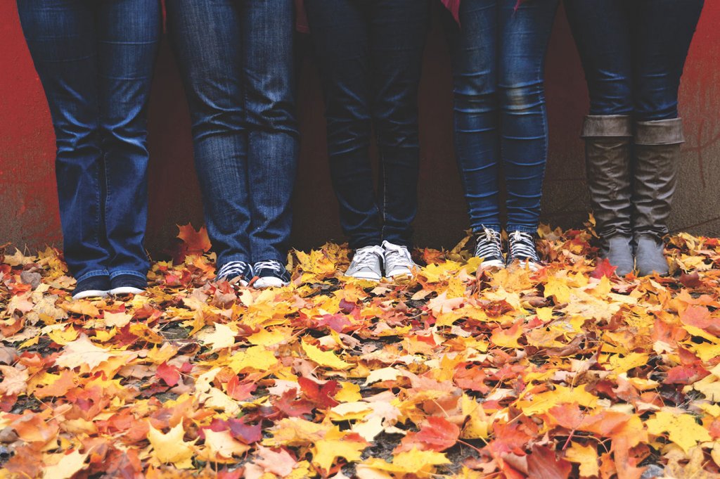 Guided Selling für die perfekte Jeans symbolisiert durch eine Detailaufnahme von 4 Frauen, die eine Jeans tragen