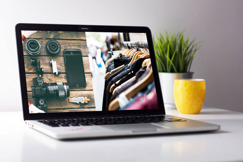 Personalisierung im Branchenvergleich dargestellt auf einem Bildschirm eines Laptops, der links die Elektronikbranche und rechts die Modebranche abbildet.