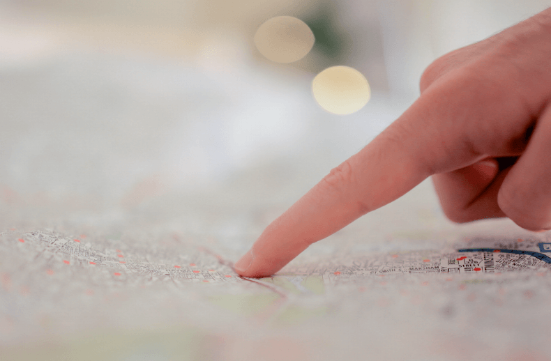 Eine Person zeigt auf einer Karte, wie das Customer Journey Mapping auf die Customer Experience.