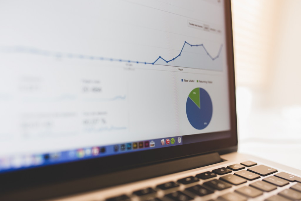 Das Bild zeigt einen Laptop, auf dessen Bildschirm man einen Ausschnitt von Statistiken erkennt, die E-Commerce-Analytics ermöglichen.