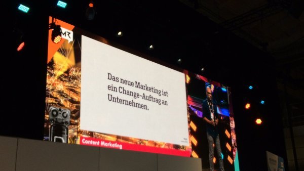 Das Bild zeigt einen Fachvortrag zum Thema Content Marketing auf der OMR 2017.