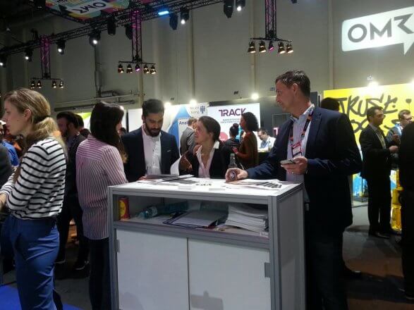 Das Bild zeigt Gespräche am epoq Messestand auf der OMR 2017.