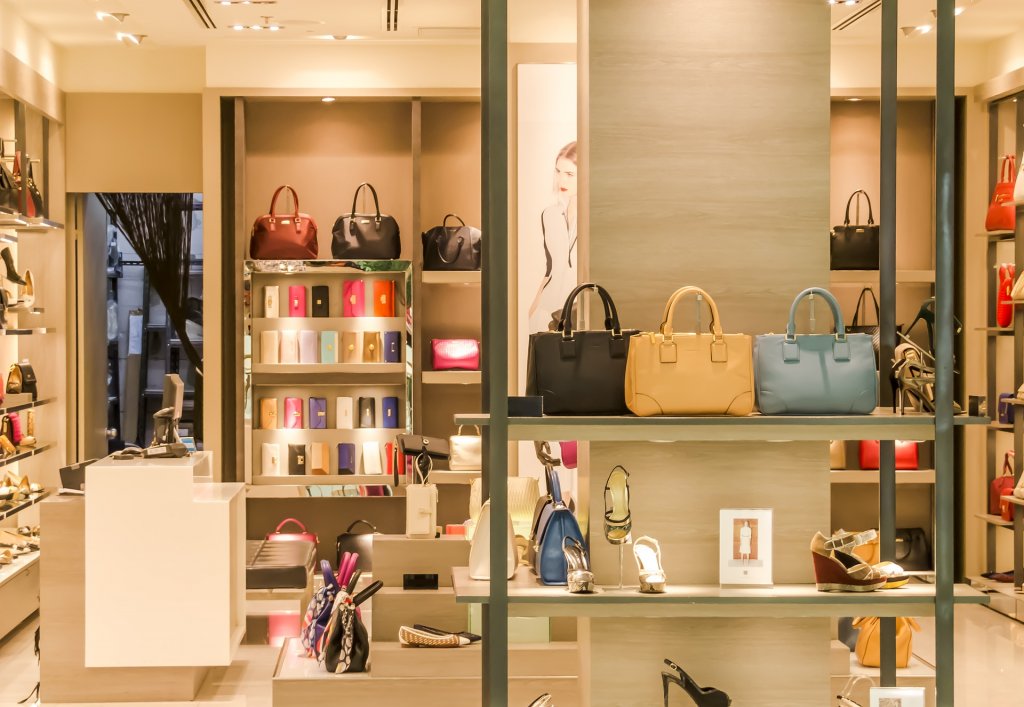 Ein Geschäft mit verschiedenen Handtaschen und Schuhen im Regal, welches eine ganzheitlich personalisierte Customer Journey auch stationär nutzen könnte.