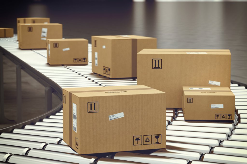 Kartons mit Retouren werden über ein Lieferband bewegt. Sie stehen symbolisch für die Retourenrate, die durch einen Produktfinder gesenkt werden kann.