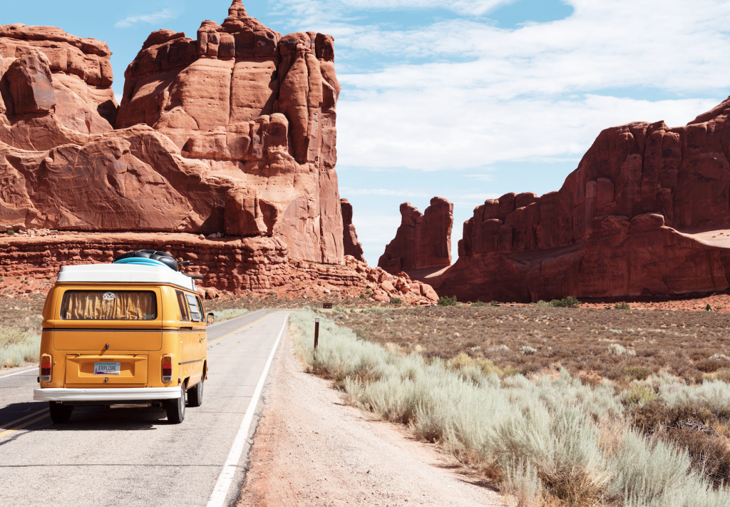 Ein alter gelber Bus fährt durch eine Wüstenlandschaft. Die Reise steht für die Digital Customer Journey im Internet