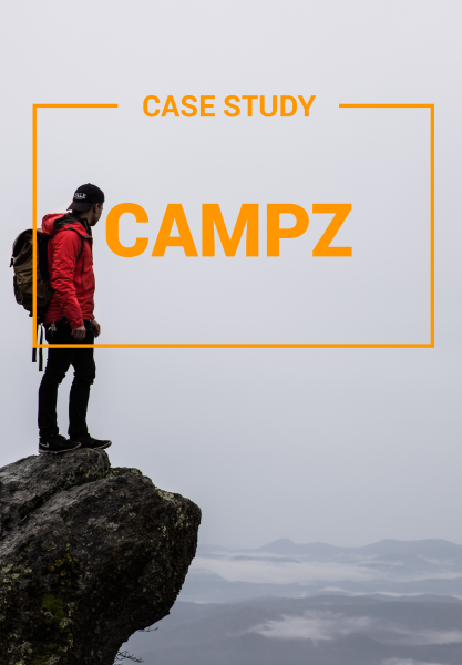 Ein Mann mit roter Jacke und Rucksack steht auf einem Berg. Gute Outdoor Kleidung empfiehlt auch der Online Shop campz mit Verwendung einer E-Commerce Recommendation.