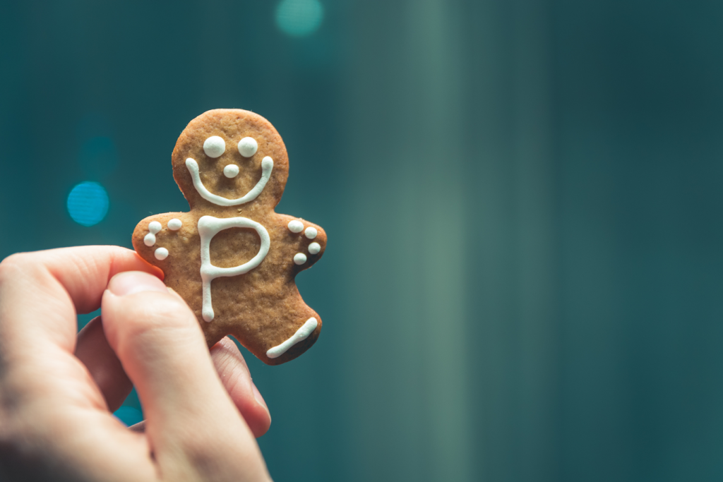 Lebkuchen in Schneemannform mit einem P in der Mitte für Personalisierung.