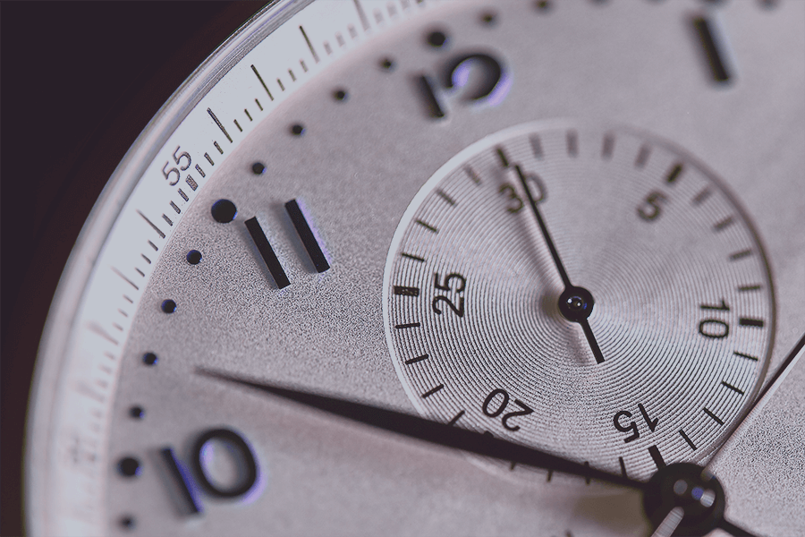 Zu sehen ist das Zifferblatt einer Armbanduhr mit Minuten- und Sekundenzeiger. Die Zeit spielt auch im Real Time Analytics eine wichtige Rolle und muss effizient genutzt werden.
