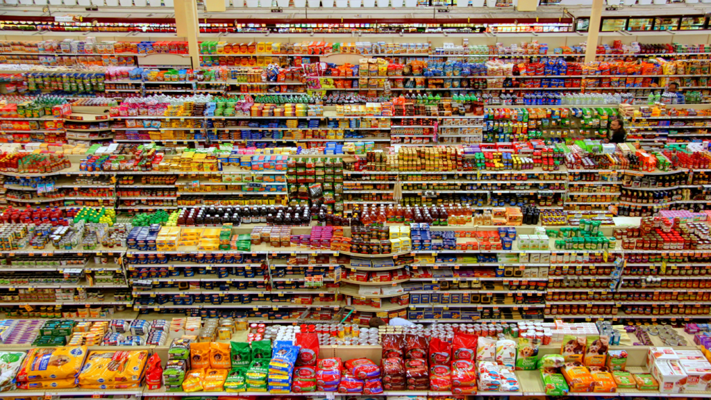 Weitreichender Blick auf die vielen verschiedenen Produkte eines Supermarkts