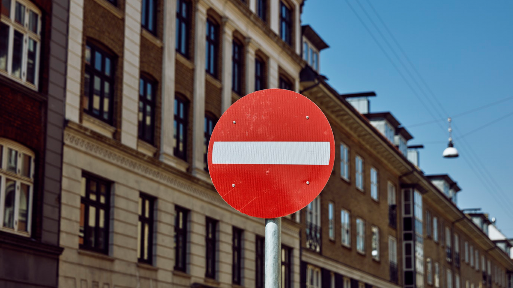 Straßenschild vor Häusern