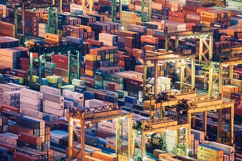 Das Bild zeigt eine Vielzahl an Containern. Dargestellt werden soll der B2B E-Commerce.