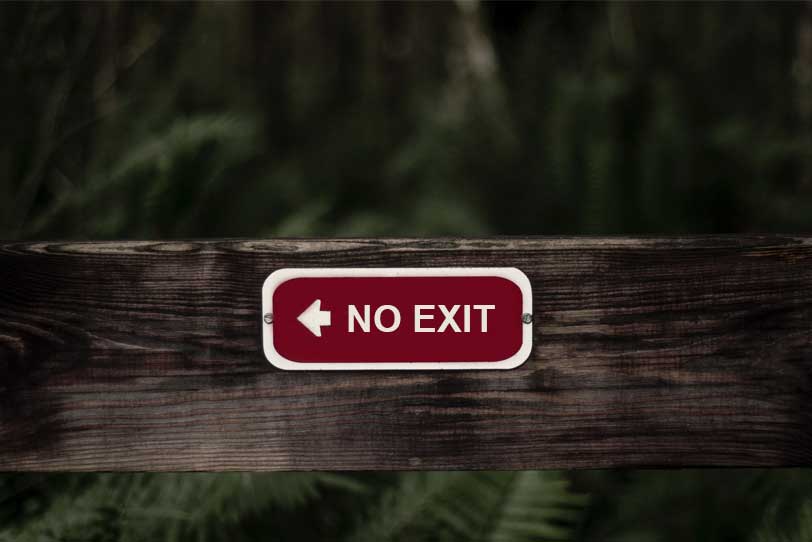 Das Bild zeigt ein Schild mit der Aufschrift "No Exit", das im übertragenen Sinne die Absprungrate symbolisieren soll.