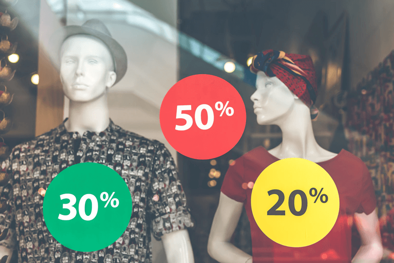 Das Bild zeigt ein Schaufenster mit Hinweis auf Angebote und Rabatte, wie es sie beispielsweise am Black Friday gibt. Im Artikel erhältst du Tipps in Form einer Checkliste für einen erfolgreichen Black Friday.